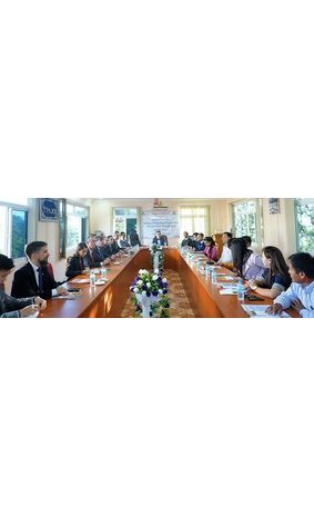 Réunion de travail dans le cadre d'une mission à Taunggyi avec une délégation d'entreprises françaises