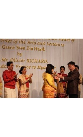 Remise des insignes de Chevalier des Arts et Lettres à l'actrice Grace Swe Zin Htaik