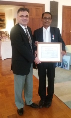 Remise de la médaille d'Honneur des Affaires étrangères à Daniel Toe Myint Naing